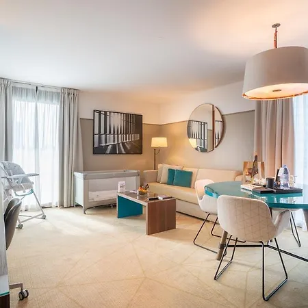 Fraser Paris La Defense 5* クルブヴォア